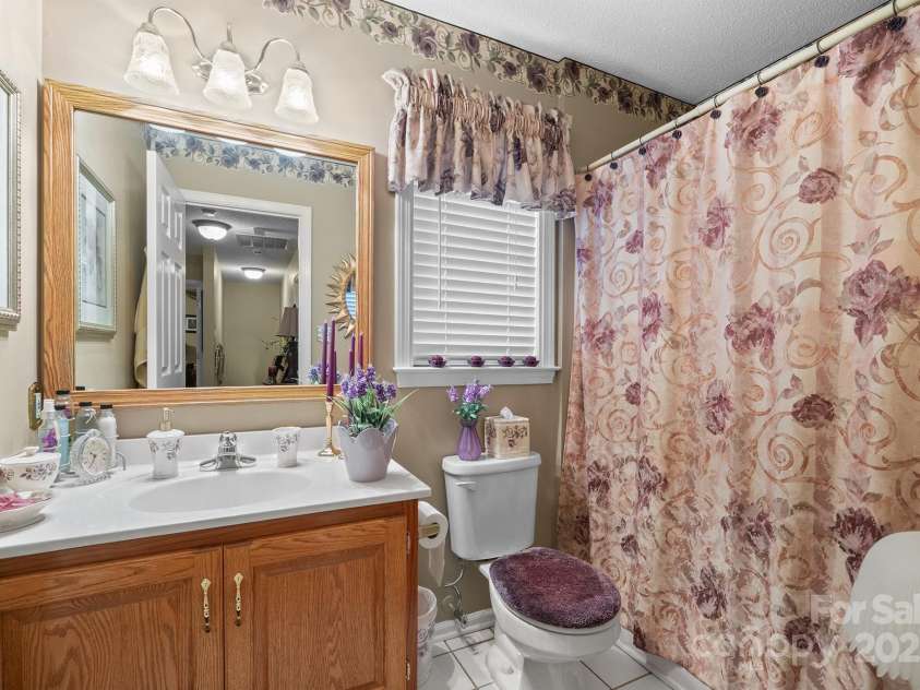 1948 Twin Ponds Drive, Hickory, NC 28602.  MLS# CAR4285877, YatesRealty ID 31228. Guest Full Bathroom