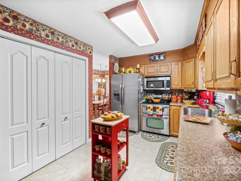 1948 Twin Ponds Drive, Hickory, NC 28602.  MLS# CAR4285877, YatesRealty ID 31228. Kitchen Entry View