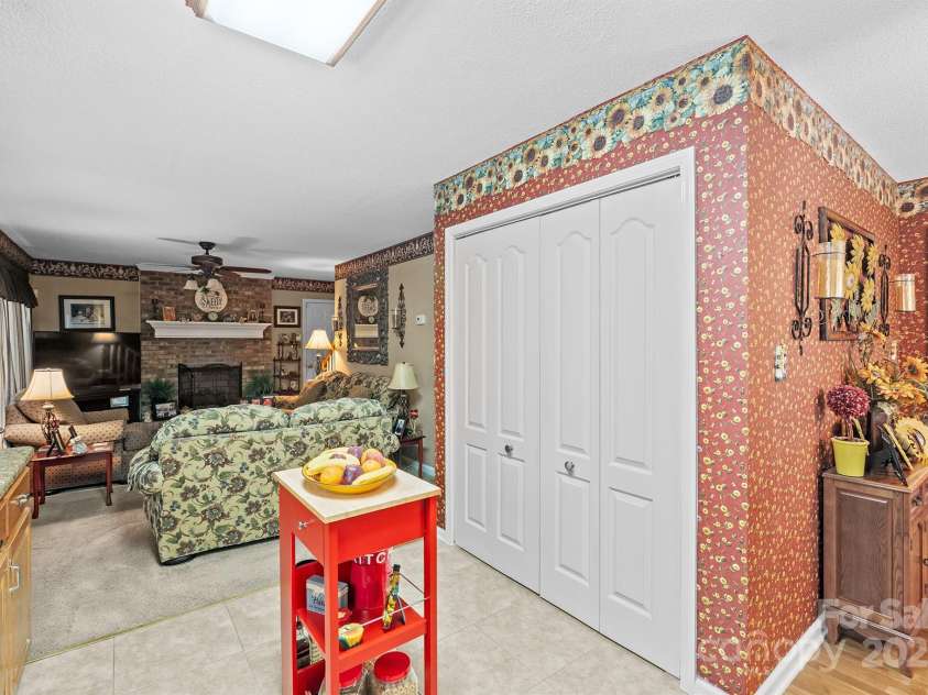 1948 Twin Ponds Drive, Hickory, NC 28602.  MLS# CAR4285877, YatesRealty ID 31228. Kitchen View 4