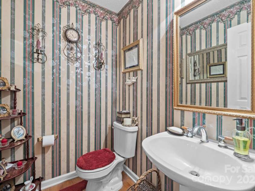 1948 Twin Ponds Drive, Hickory, NC 28602.  MLS# CAR4285877, YatesRealty ID 31228. Powder Room