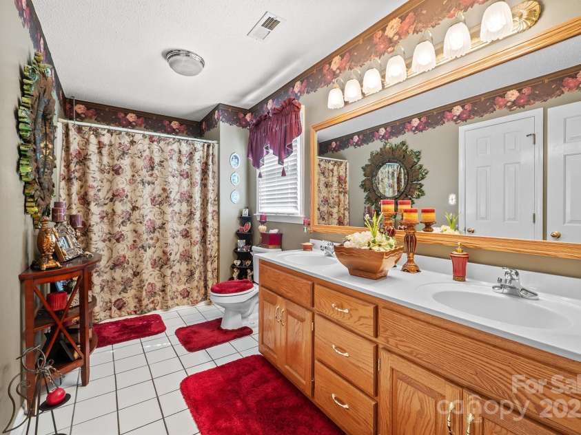 1948 Twin Ponds Drive, Hickory, NC 28602.  MLS# CAR4285877, YatesRealty ID 31228. Primary Full Bathroom