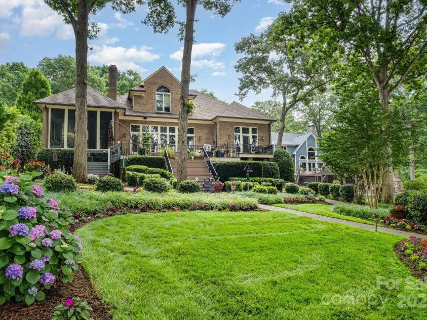 16133 North Point Road, Huntersville, NC 28078.  MLS# CAR4281278, YatesRealty ID 31232. Beautifully landscaped fully fenced yard