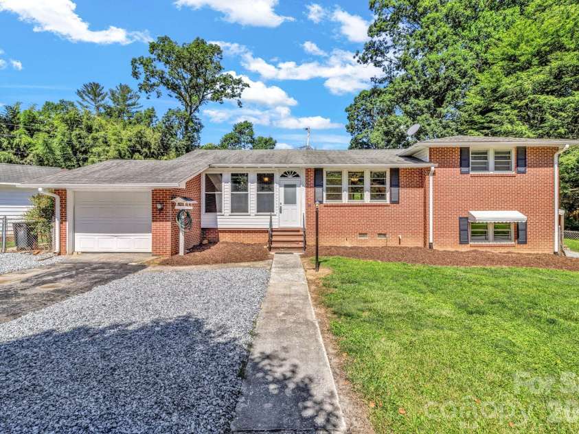907 Blue Ridge Road, East Flat Rock, NC 28726.  MLS# CAR4394923, YatesRealty ID 31233. 
