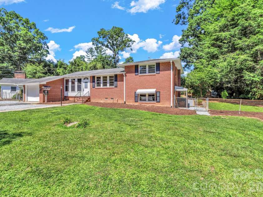 907 Blue Ridge Road, East Flat Rock, NC 28726.  MLS# CAR4394923, YatesRealty ID 31233. 