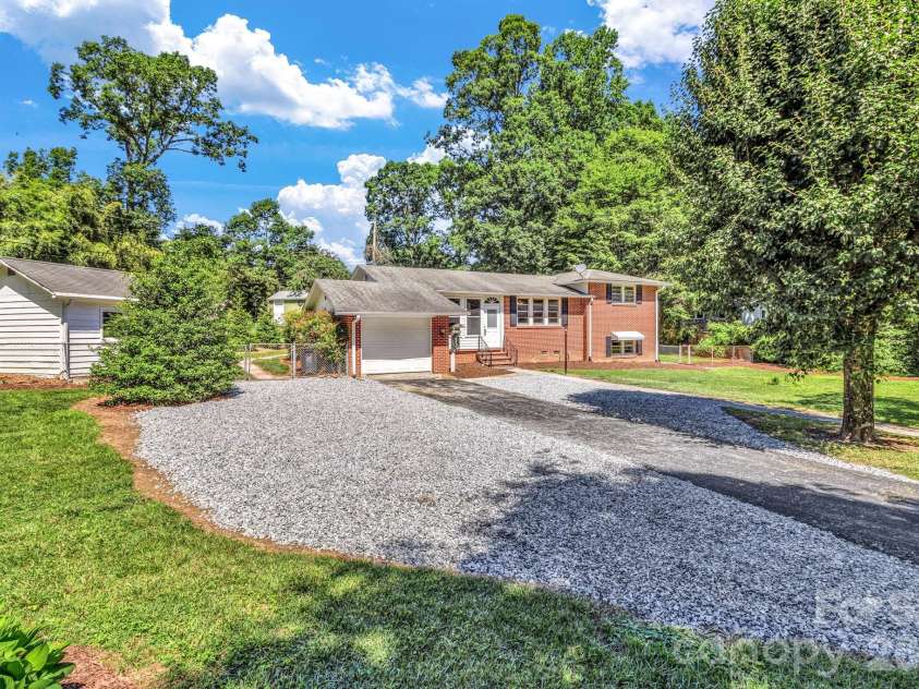 907 Blue Ridge Road, East Flat Rock, NC 28726.  MLS# CAR4394923, YatesRealty ID 31233. 
