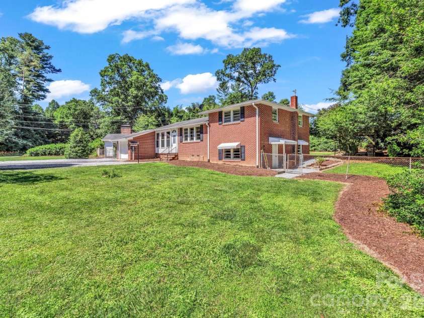 907 Blue Ridge Road, East Flat Rock, NC 28726.  MLS# CAR4394923, YatesRealty ID 31233. 