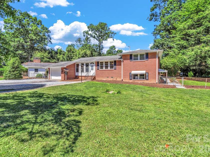 907 Blue Ridge Road, East Flat Rock, NC 28726.  MLS# CAR4394923, YatesRealty ID 31233. 
