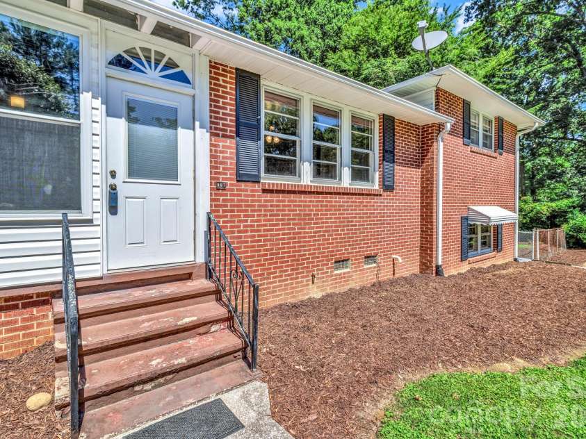 907 Blue Ridge Road, East Flat Rock, NC 28726.  MLS# CAR4394923, YatesRealty ID 31233. 