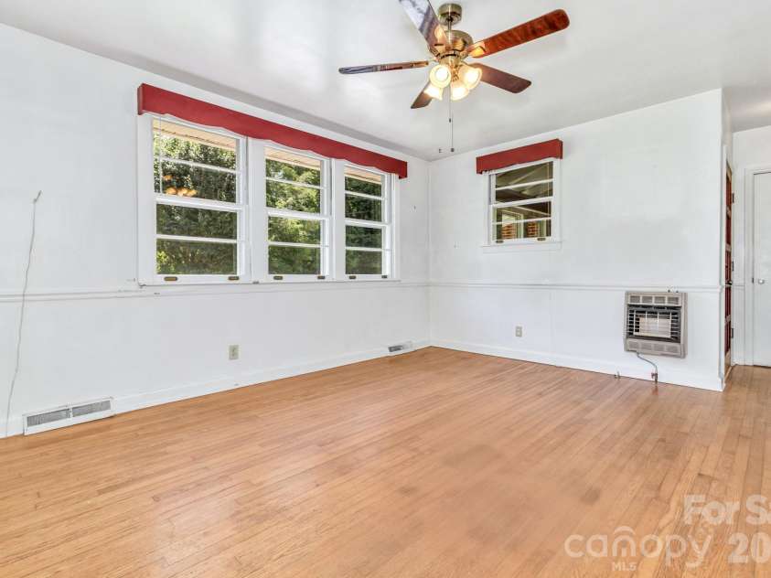 907 Blue Ridge Road, East Flat Rock, NC 28726.  MLS# CAR4394923, YatesRealty ID 31233. 