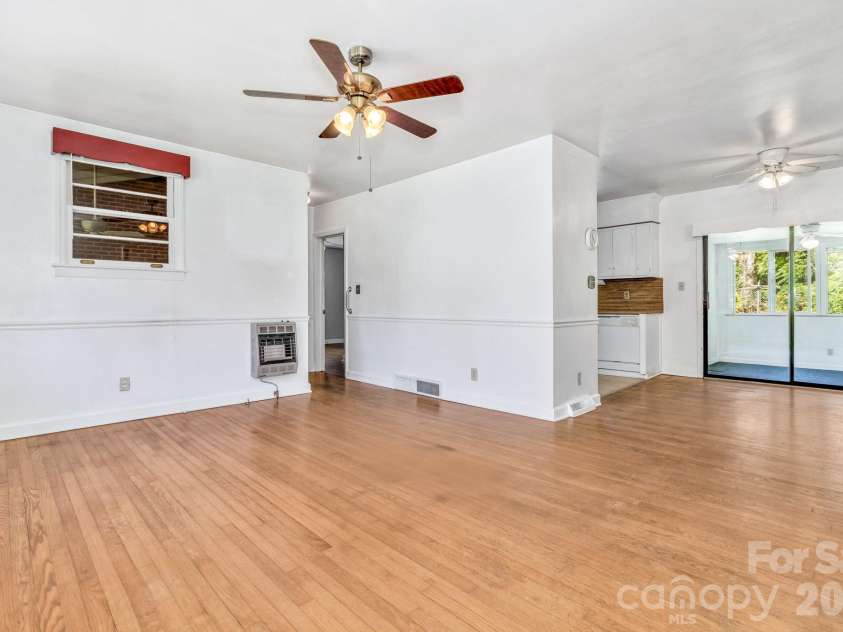 907 Blue Ridge Road, East Flat Rock, NC 28726.  MLS# CAR4394923, YatesRealty ID 31233. 