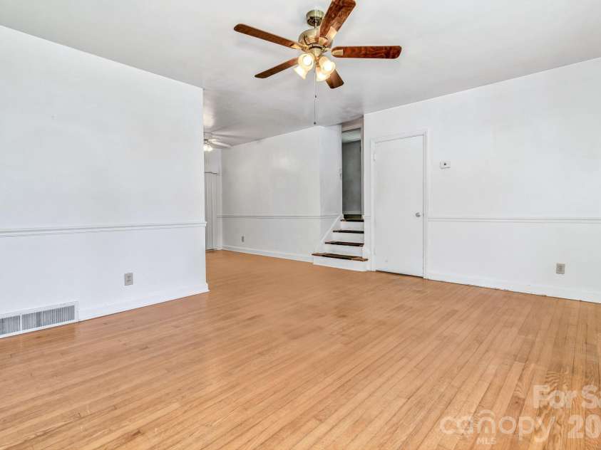 907 Blue Ridge Road, East Flat Rock, NC 28726.  MLS# CAR4394923, YatesRealty ID 31233. 