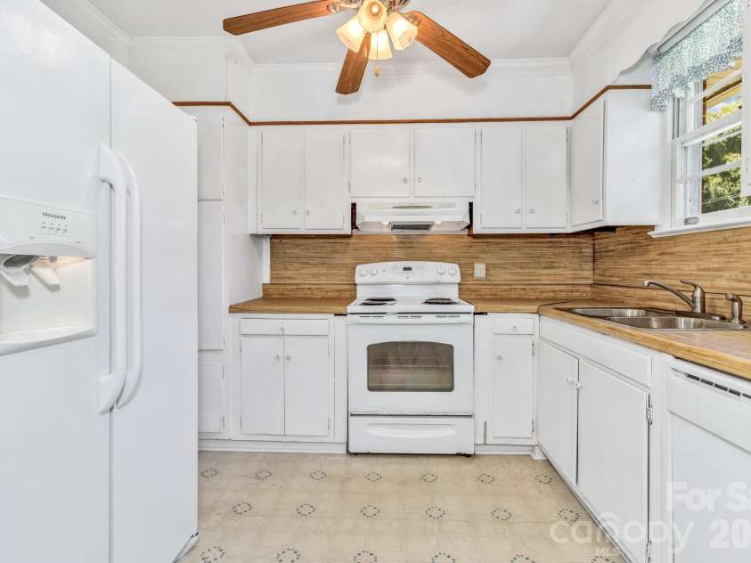 907 Blue Ridge Road, East Flat Rock, NC 28726.  MLS# CAR4394923, YatesRealty ID 31233. 