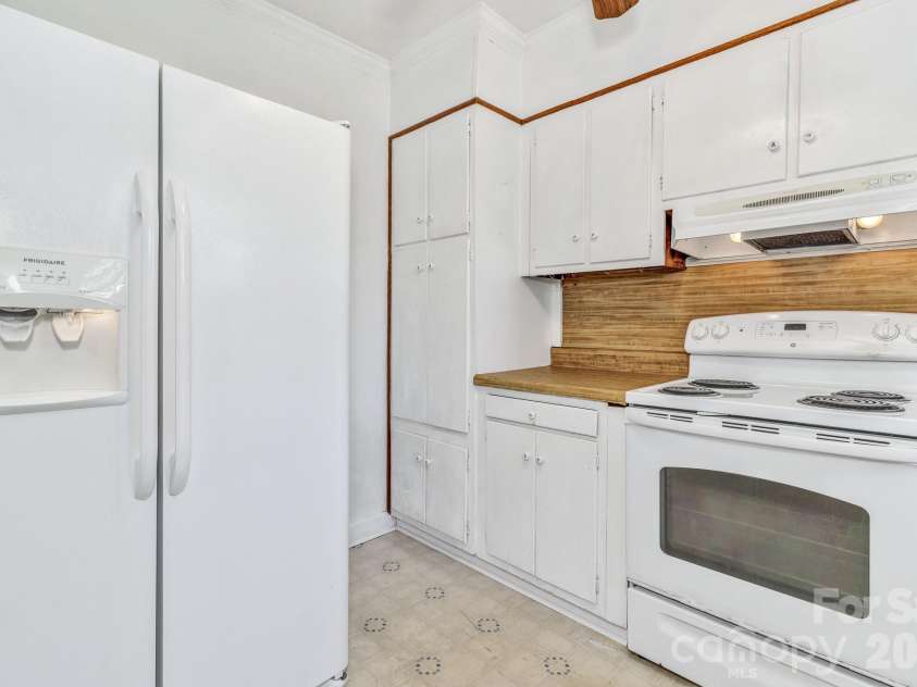 907 Blue Ridge Road, East Flat Rock, NC 28726.  MLS# CAR4394923, YatesRealty ID 31233. 