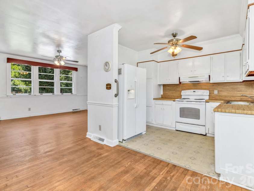 907 Blue Ridge Road, East Flat Rock, NC 28726.  MLS# CAR4394923, YatesRealty ID 31233. 