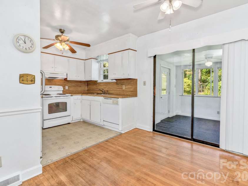 907 Blue Ridge Road, East Flat Rock, NC 28726.  MLS# CAR4394923, YatesRealty ID 31233. 