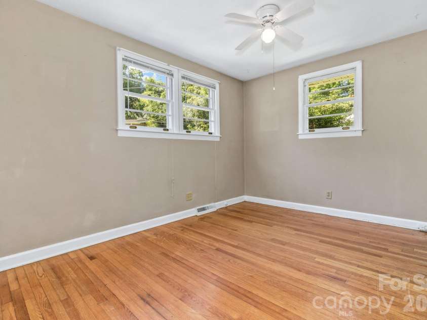 907 Blue Ridge Road, East Flat Rock, NC 28726.  MLS# CAR4394923, YatesRealty ID 31233. 