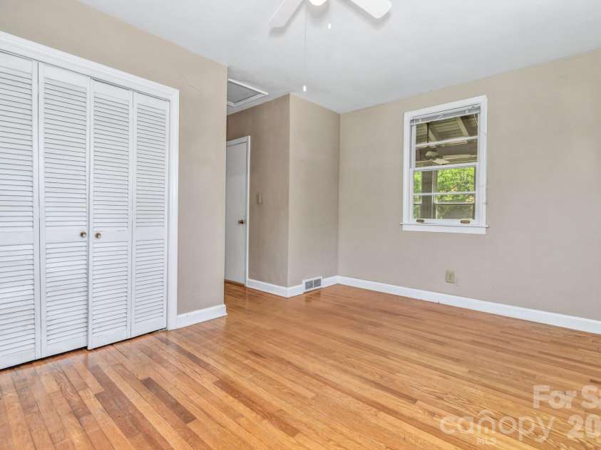 907 Blue Ridge Road, East Flat Rock, NC 28726.  MLS# CAR4394923, YatesRealty ID 31233. 