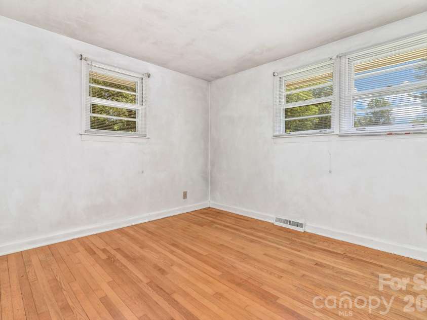 907 Blue Ridge Road, East Flat Rock, NC 28726.  MLS# CAR4394923, YatesRealty ID 31233. 