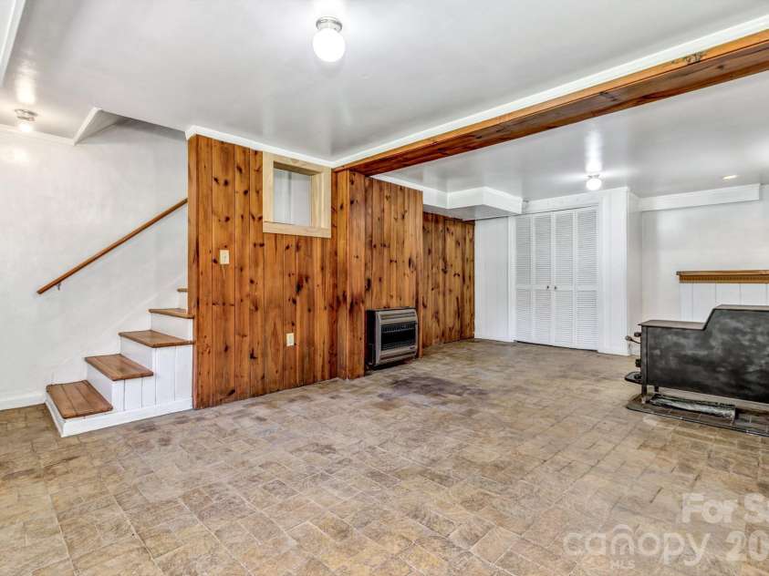 907 Blue Ridge Road, East Flat Rock, NC 28726.  MLS# CAR4394923, YatesRealty ID 31233. 