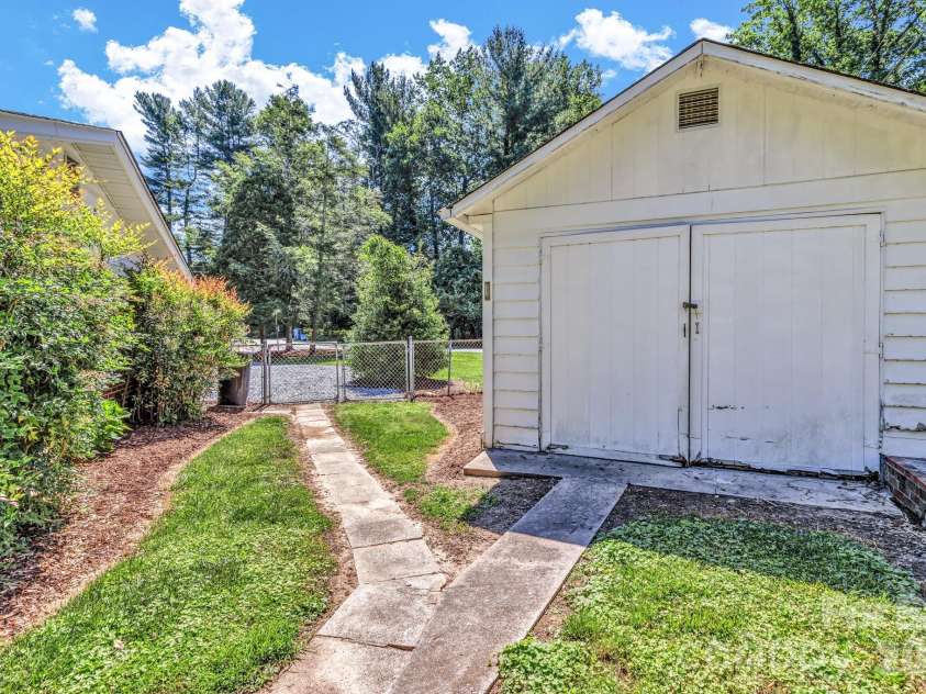 907 Blue Ridge Road, East Flat Rock, NC 28726.  MLS# CAR4394923, YatesRealty ID 31233. 