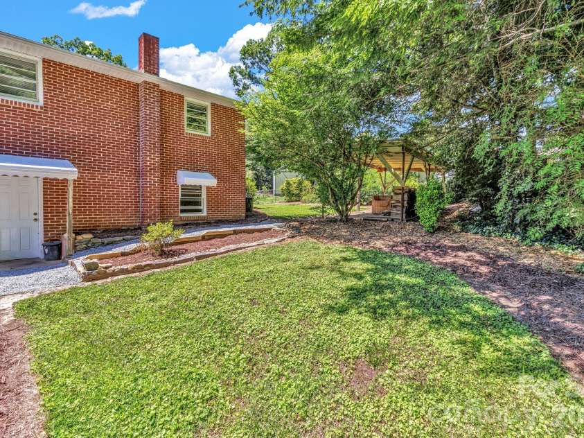 907 Blue Ridge Road, East Flat Rock, NC 28726.  MLS# CAR4394923, YatesRealty ID 31233. 