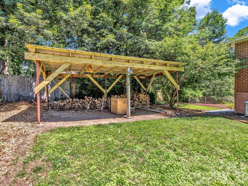 907 Blue Ridge Road, East Flat Rock, NC 28726.  MLS# CAR4394923, YatesRealty ID 31233. 