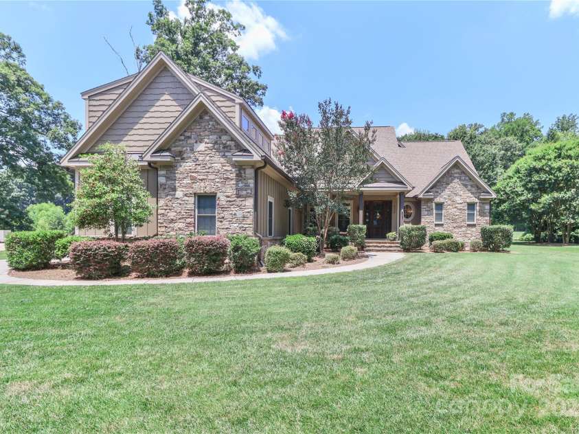 3229 Broadmoor Drive, Statesville, NC 28625.  MLS# CAR4274215, YatesRealty ID 31235. 
