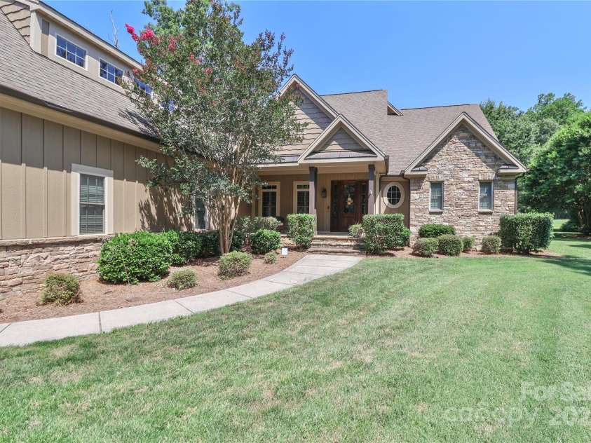 3229 Broadmoor Drive, Statesville, NC 28625.  MLS# CAR4274215, YatesRealty ID 31235. 