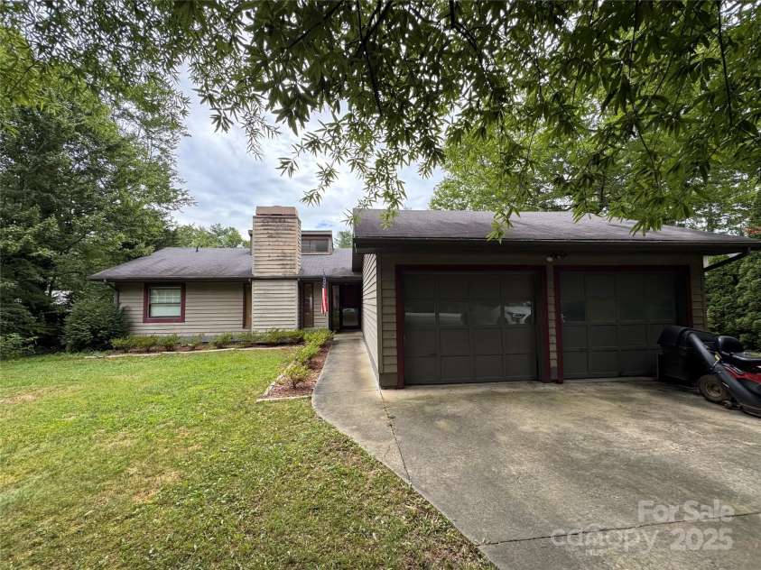 15 Golden Oaks Lane, Fletcher, NC 28732.  MLS# CAR4284420, YatesRealty ID 31238. 