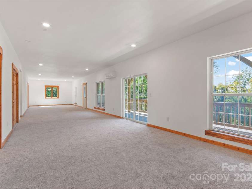 3393 El Miner Drive, Mars Hill, NC 28754.  MLS# CAR4184515, YatesRealty ID 3124. Large open flex space, bedroom, family/game room.