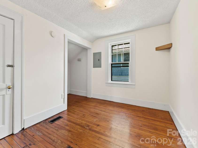 102 Courtland Avenue, Asheville, NC 28801.  MLS# CAR4390335, YatesRealty ID 31240. 2nd Bedroom