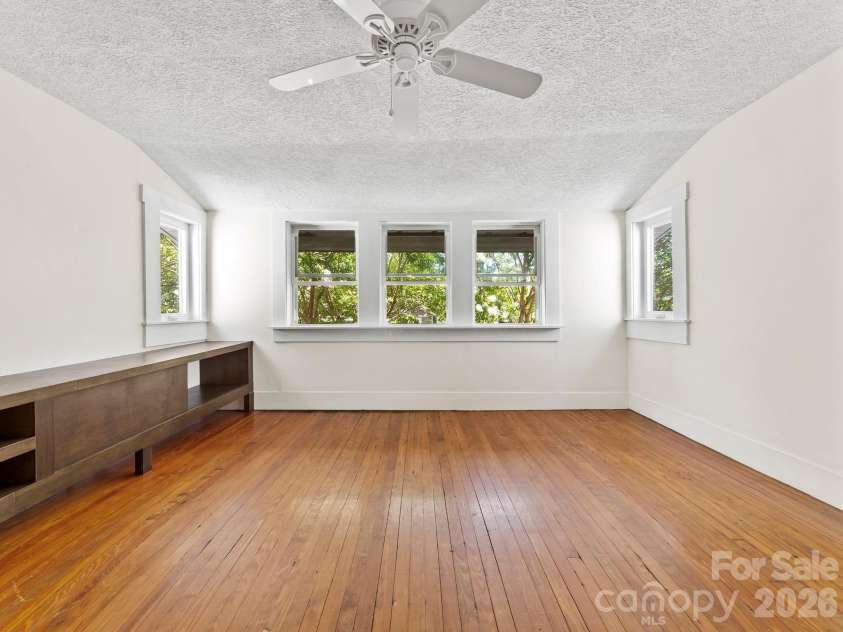 102 Courtland Avenue, Asheville, NC 28801.  MLS# CAR4390335, YatesRealty ID 31240. 