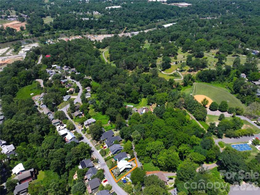 102 Courtland Avenue, Asheville, NC 28801.  MLS# CAR4390335, YatesRealty ID 31240. 