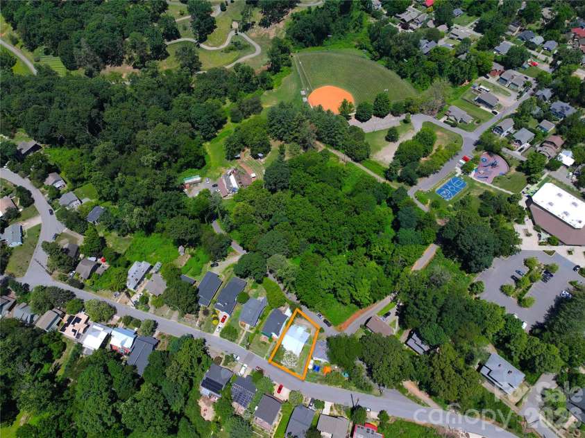 102 Courtland Avenue, Asheville, NC 28801.  MLS# CAR4390335, YatesRealty ID 31240. 