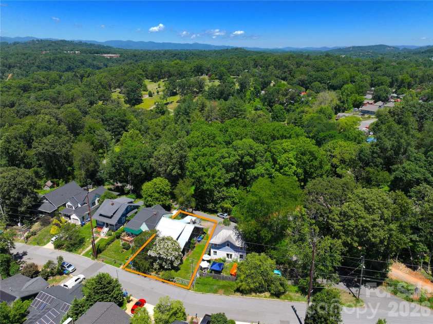 102 Courtland Avenue, Asheville, NC 28801.  MLS# CAR4390335, YatesRealty ID 31240. 