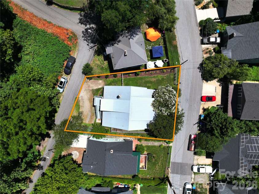 102 Courtland Avenue, Asheville, NC 28801.  MLS# CAR4390335, YatesRealty ID 31240. Approximate Lot lines for reference only