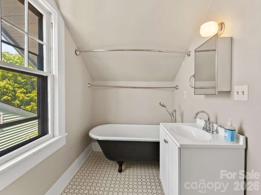 102 Courtland Avenue, Asheville, NC 28801.  MLS# CAR4390335, YatesRealty ID 31240. Full Bath