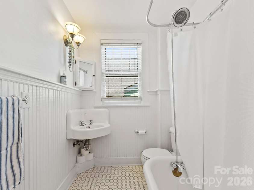 102 Courtland Avenue, Asheville, NC 28801.  MLS# CAR4390335, YatesRealty ID 31240. Second Full Bath