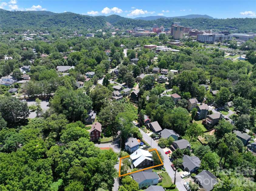 102 Courtland Avenue, Asheville, NC 28801.  MLS# CAR4390335, YatesRealty ID 31240. Short walk to Downtown