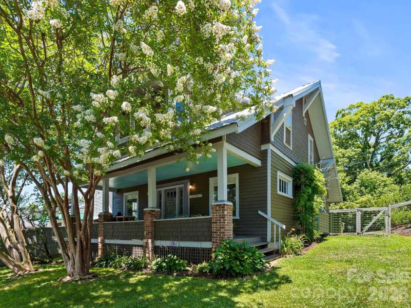102 Courtland Avenue, Asheville, NC 28801.  MLS# CAR4390335, YatesRealty ID 31240. Welcome Home!