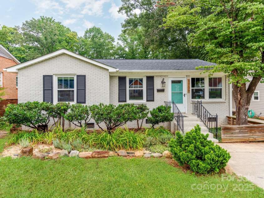 1709 Dallas Avenue, Charlotte, NC 28205.  MLS# CAR4285907, YatesRealty ID 31241. 