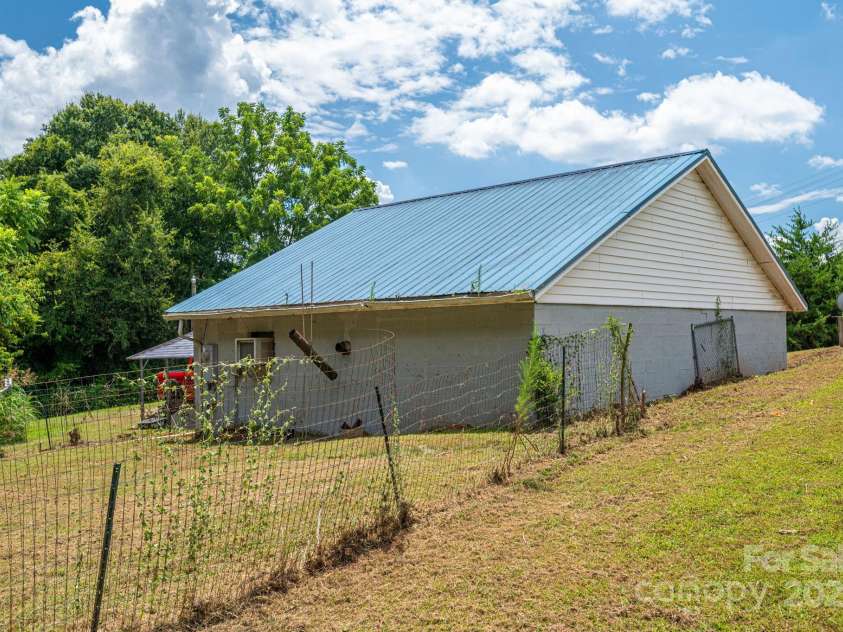 678 Clarks Creek Road, Lincolnton, NC 28092.  MLS# CAR4282349, YatesRealty ID 31242. 678 Clarks Creek Rd Fenced Backyard #2