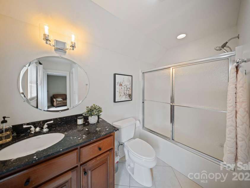 51 Players Ridge Road, Hickory, NC 28601.  MLS# CAR4281304, YatesRealty ID 31243. 