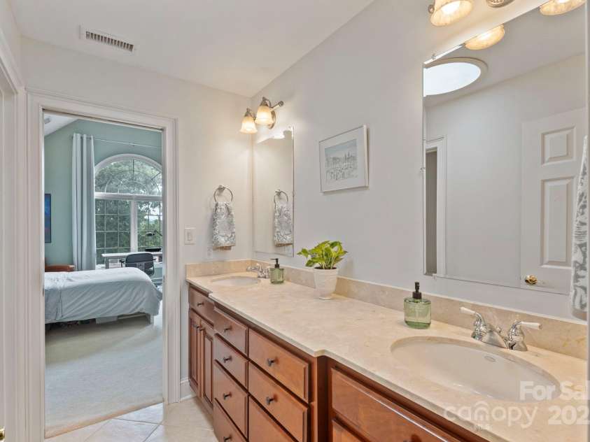 51 Players Ridge Road, Hickory, NC 28601.  MLS# CAR4281304, YatesRealty ID 31243. 