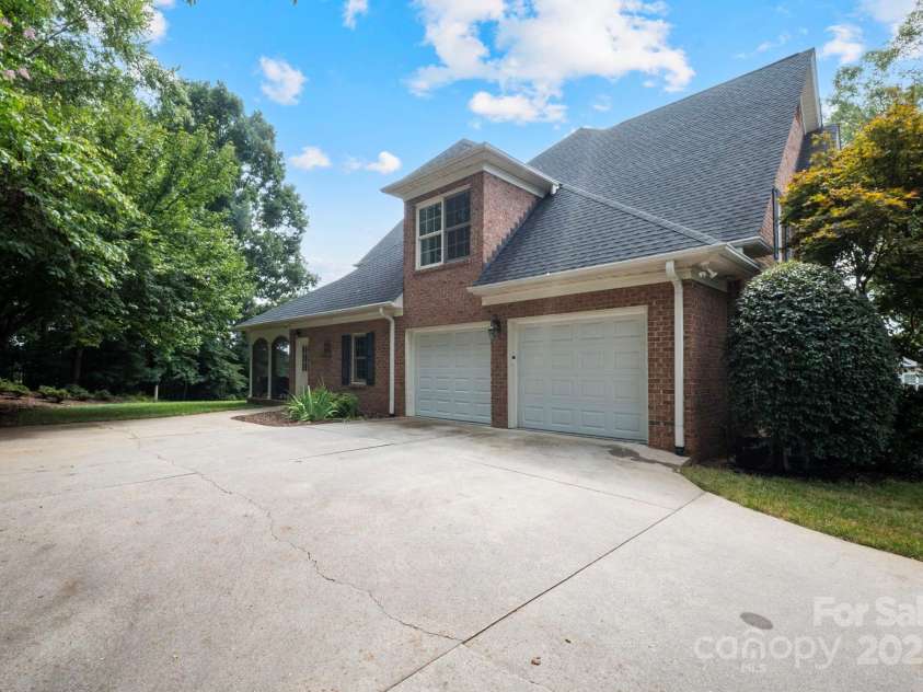 51 Players Ridge Road, Hickory, NC 28601.  MLS# CAR4281304, YatesRealty ID 31243. 