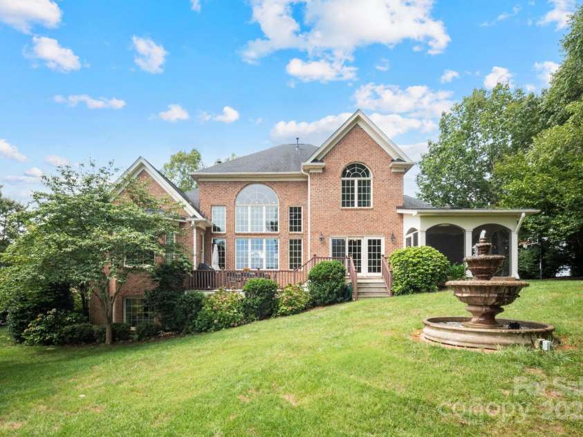 51 Players Ridge Road, Hickory, NC 28601.  MLS# CAR4281304, YatesRealty ID 31243. 