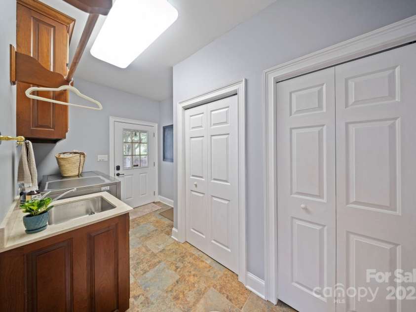 51 Players Ridge Road, Hickory, NC 28601.  MLS# CAR4281304, YatesRealty ID 31243. Laundry room main floor