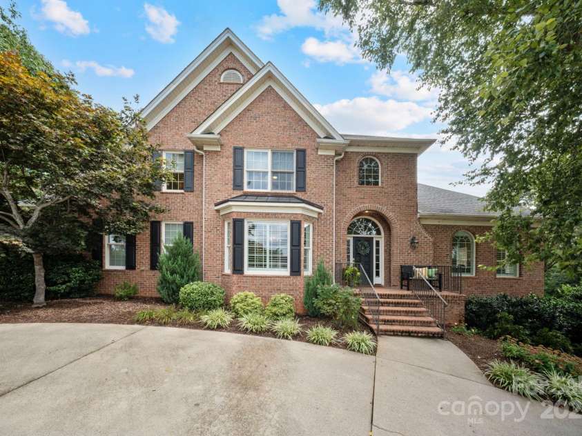 51 Players Ridge Road, Hickory, NC 28601.  MLS# CAR4281304, YatesRealty ID 31243. Welcome Home!