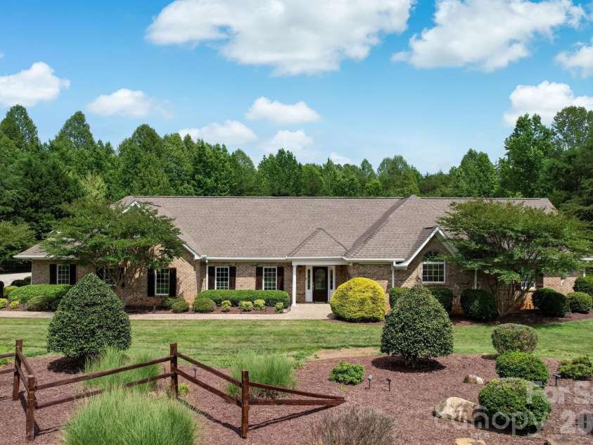 8106 Breezy Hill Drive, Browns Summit, NC 27214.  MLS# CAR4395064, YatesRealty ID 31244. 