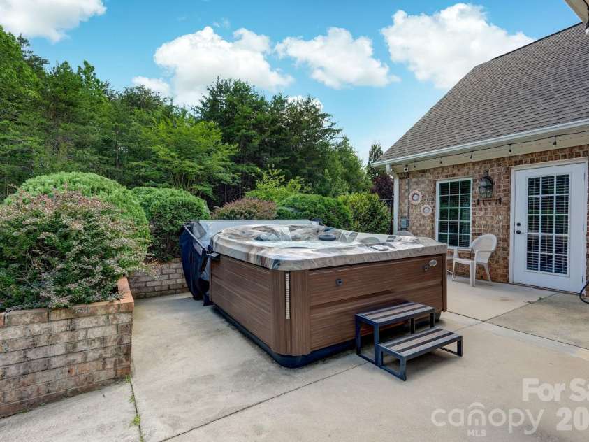 8106 Breezy Hill Drive, Browns Summit, NC 27214.  MLS# CAR4395064, YatesRealty ID 31244. 